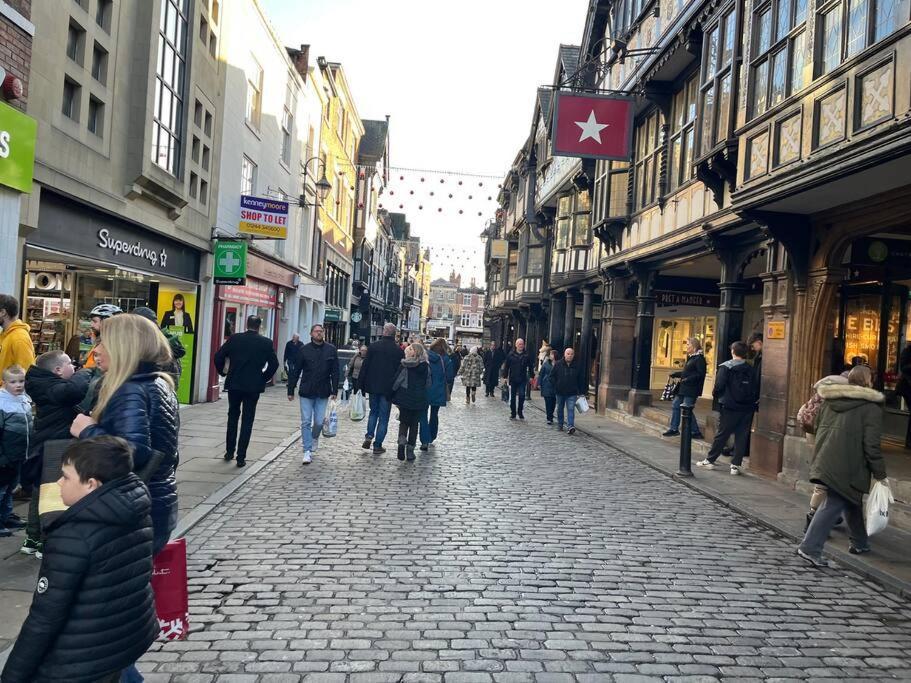 Romance On The Rows - Hot Tub City Centre Chester Exterior photo